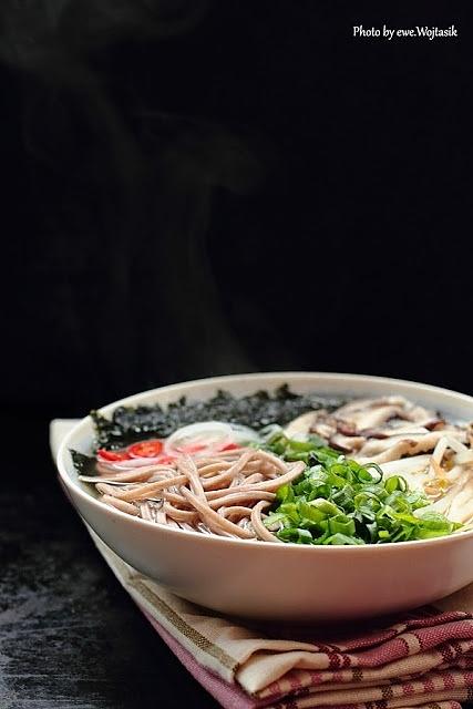 Miso z shitake, fasolą mung i soba - japońska zupa
