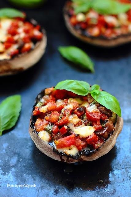 Portobello i chorizo z mozzarellą, pomidorami i bazylią pieczone w piekarniku