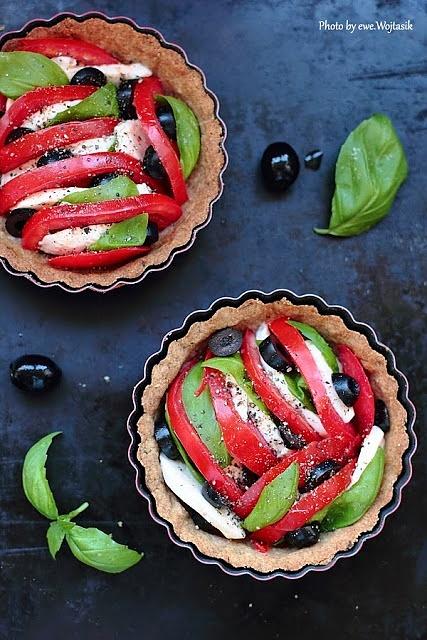 Caprese w tarcie z pomidorami i mozzarellą zapieczona w piekarniku