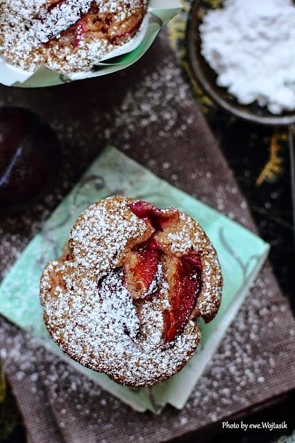 Śliwki i mąka pełnoziarnista. Jajko i mleko. Muffiny.