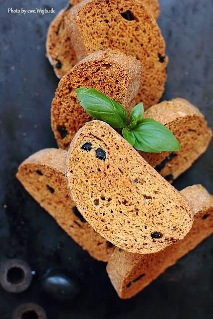 Wytrawne biscotti z grana padano, bazylią i oliwkami