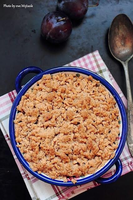 Śliwki z cynamonem i orzeszkami w crumble
