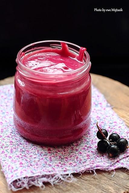 Czarne porzeczki z amaretto i masłem, jajka i curd