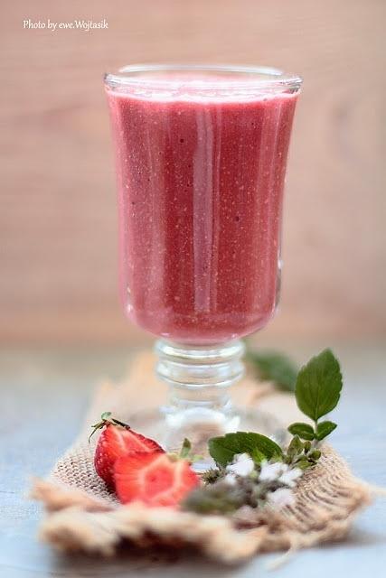 Pomidor i bazylia, truskawki i kefir - poniedziałkowy koktajl