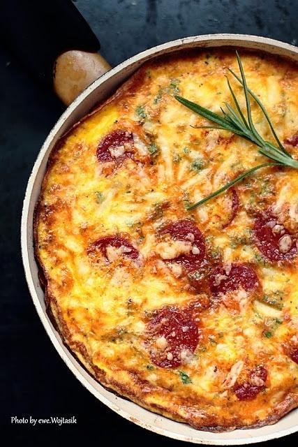 Frittata z jajkami jogurtem chorizo i rozmarynem