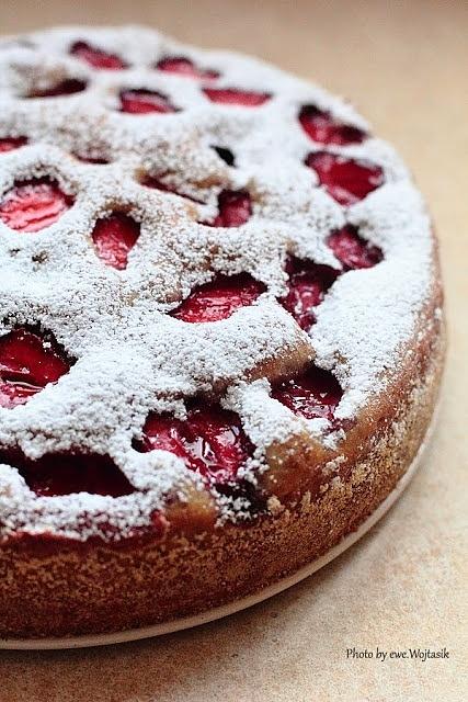Proste ciasto truskawkowe z pastą waniliową i kefirem