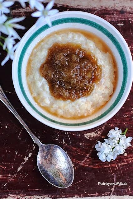 Ryż kleisty z mlekiem, rabarbarowym dżemem i wodą różaną, pudding