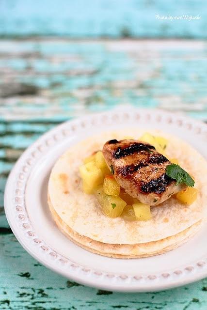 Grillowany kurczak z ananasem, chilli i kolendrą w tacos