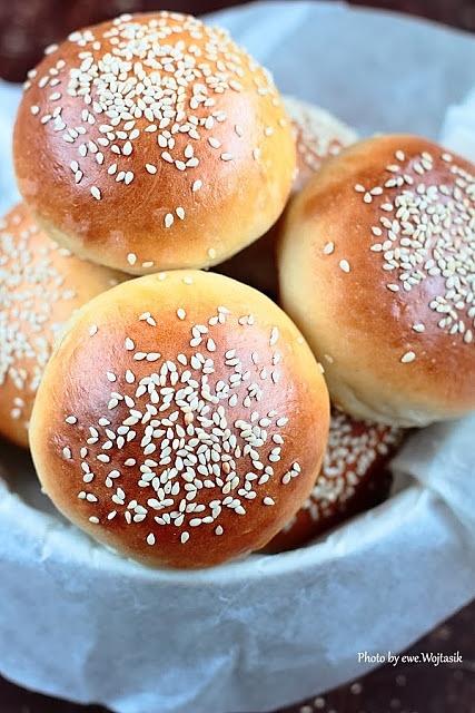 Domowe bułki do burgerów z drożdży i mąki