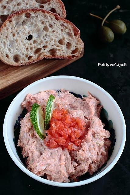 Wędzony łosoś z chrzanem kapary i limonka pasta do chleba