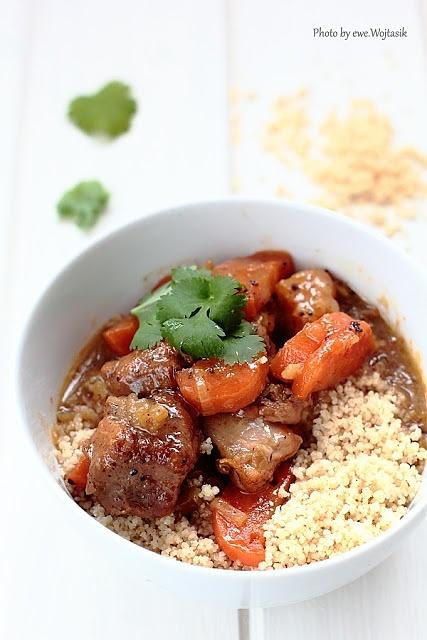 Jagnięcina z morelami i kiszonymi cytrynami w tagine na patelni