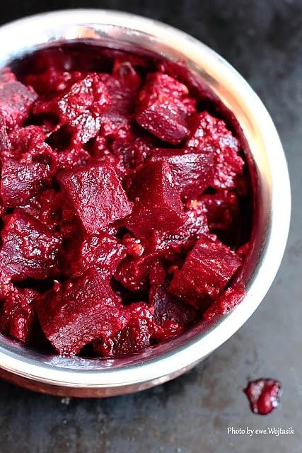 Buraki i pomidory z kozieradką i asafoetidą w curry
