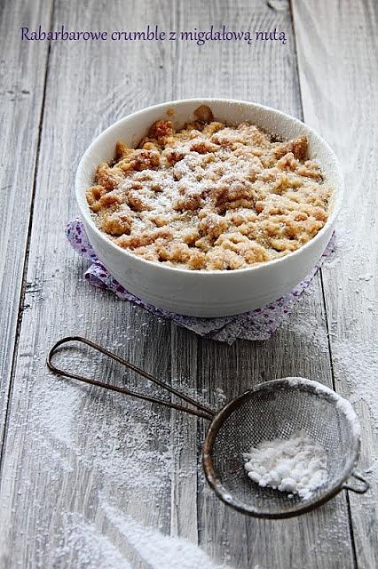Rabarbar z balsamico, cynamonem i kardamonem crumble