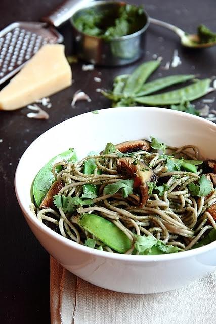 Soba z shitake, kolendrą, pietruszką i pesto na wiosennym talerzu
