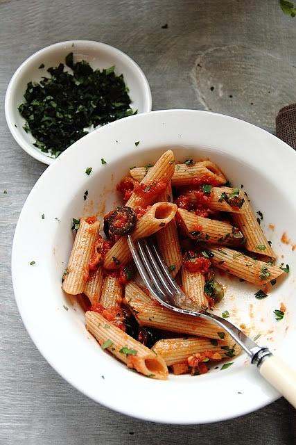 Penne alla puttanesca z kaparami
