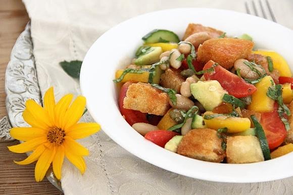 Aromatyczna ciabatta z kolorowymi warzywami i panzanella