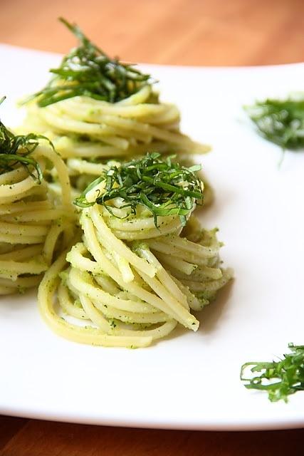 Pikantne spaghetti z cukinią, papryczką chili i czosnkiem