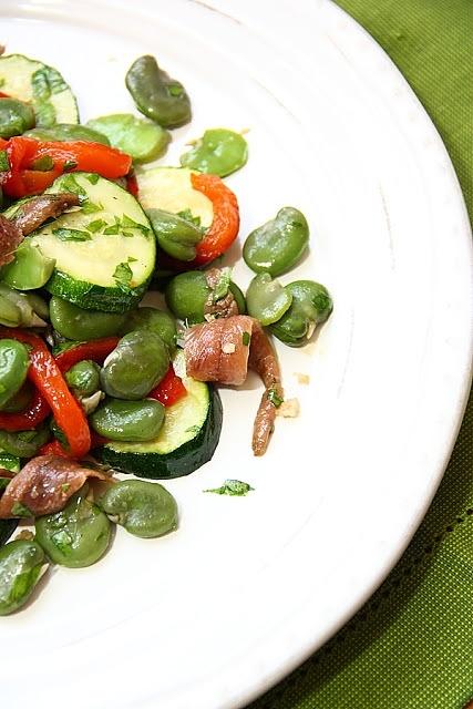 Bób i anchois, pieczona cukinia i papryka, kolorowa sałatka
