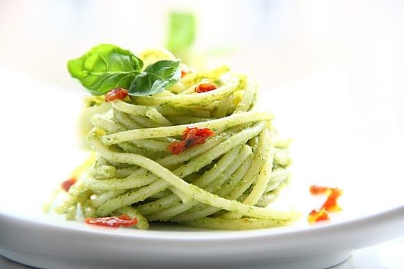 Pesto z awokado, suszonymi pomidorami i bazylią z makaronem