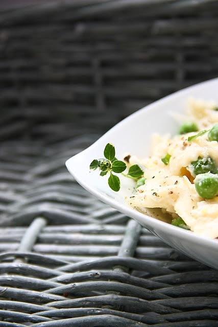 Farfalle z cytrynowym sosem śmietanowym, groszkiem i parmezanem