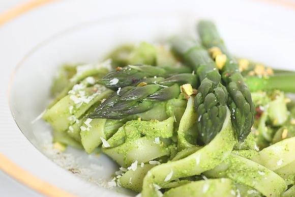 Tagliatelle z pesto szpinakowo-pistacjowym i szparagami