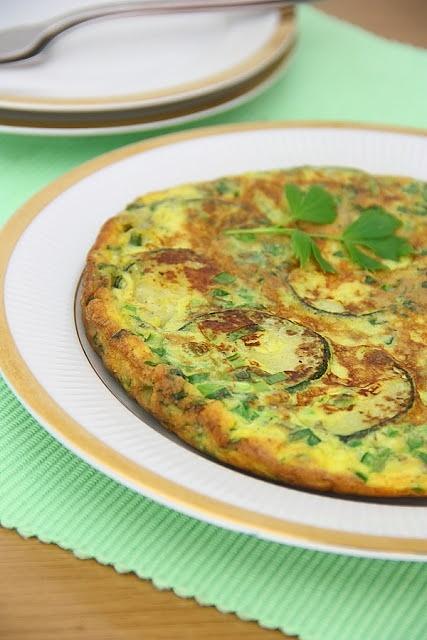 Frittata z grillowaną cukinią, lubczykiem i serem pleśniowym