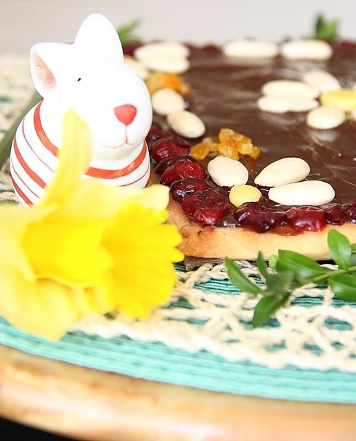 Mazurek z konfiturą różaną, masą krówkową i gorzką czekoladą