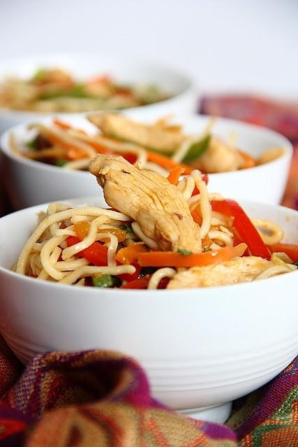 Kolorowy stir fry z kurczakiem i chutney'em ananasowym
