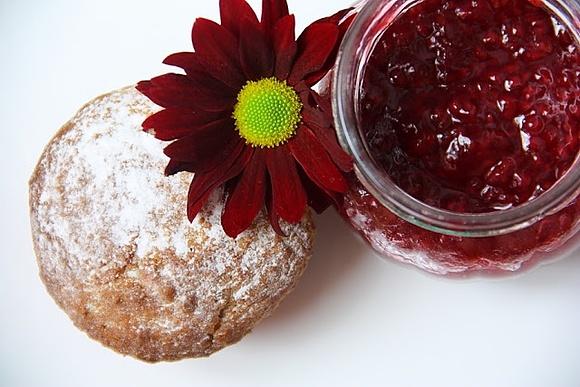 Razowe muffinki z konfiturą malinową