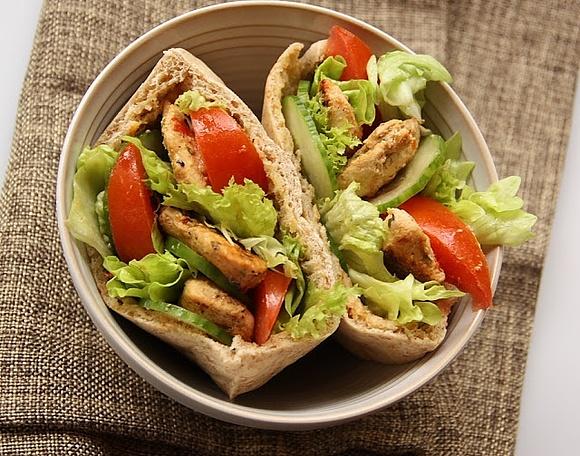 Pikantna shawarma z kurczaka w chlebie pita