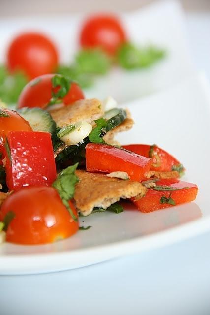 Fattoush sałatka arabska z pitą dla resztek pieczywa