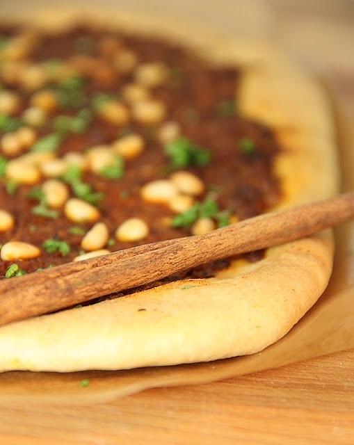Pizza bez sera z indykiem, cynamonem i orzeszkami pinii