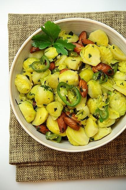 Brukselka z migdałami i zielonym chilli