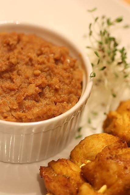 Satay z kurczaka z sosem chili i orzeszkami ziemnymi