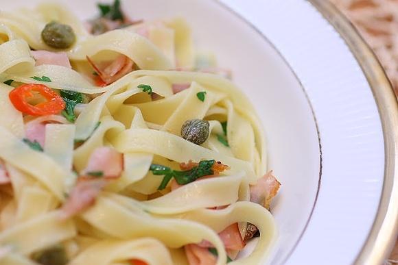 Tagliatelle z wędzoną polędwicą czosnkiem i kaparami