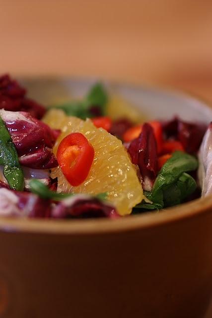 Sałatka z rukolą, radicchio, pomarańczą i chili