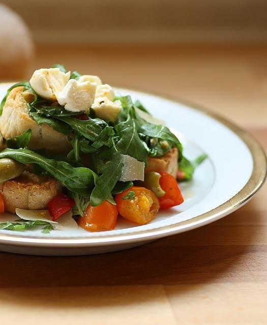 Ciabatta z mozzarellą, rukolą i bazylią - sałatka