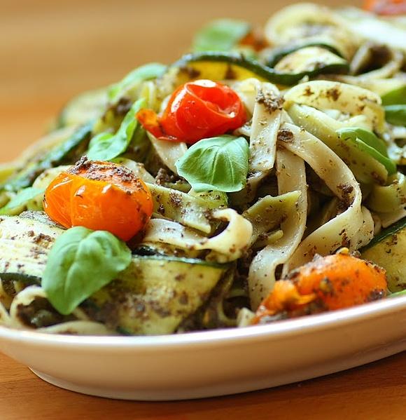 Tagliatelle z grillowanymi warzywami i tapenade