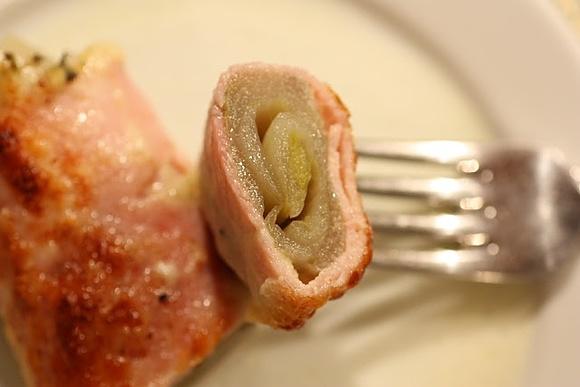 Cykoria z szynką, Brie i mozzarellą zapiekane z piekarnika