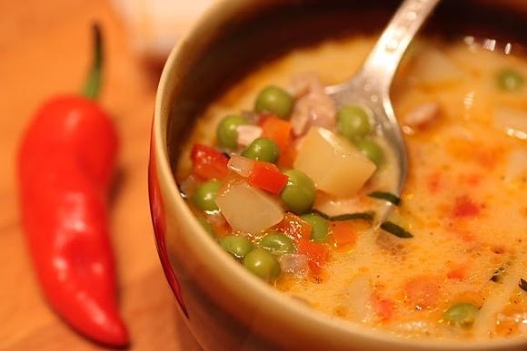Rozgrzewająca zupa z pomidorami, groszkiem, chilli i imbirem