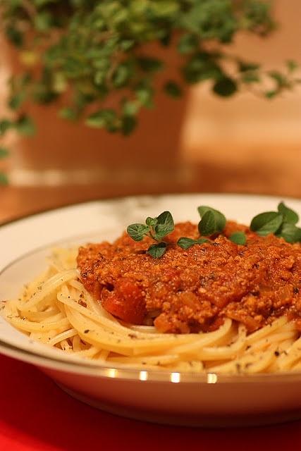 Spaghetti z mięsem mielonym pomidorami oregano i bazylią