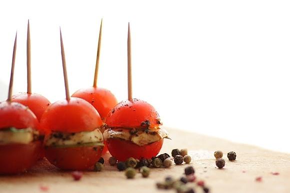 Mini caprese z pomidorami, mozzarellą, bazylią i balsamico