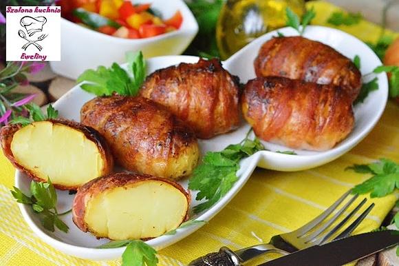 Grillowane ziemniaki otulone boczusiem