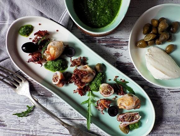 Baby kalmary z rukolowym pesto, mozzarellą i quinoa