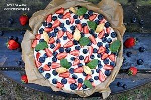 Tarta z kremem waniliowym i sezonowymi owocami