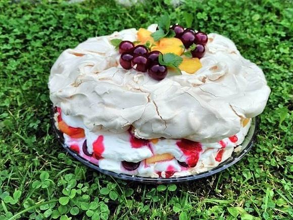 Tort bezowy z brzoskwiniami i wiśniami