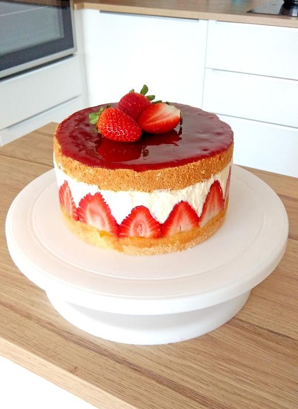 Fraisier cake ciasto z truskawkami i kremem bawarskim