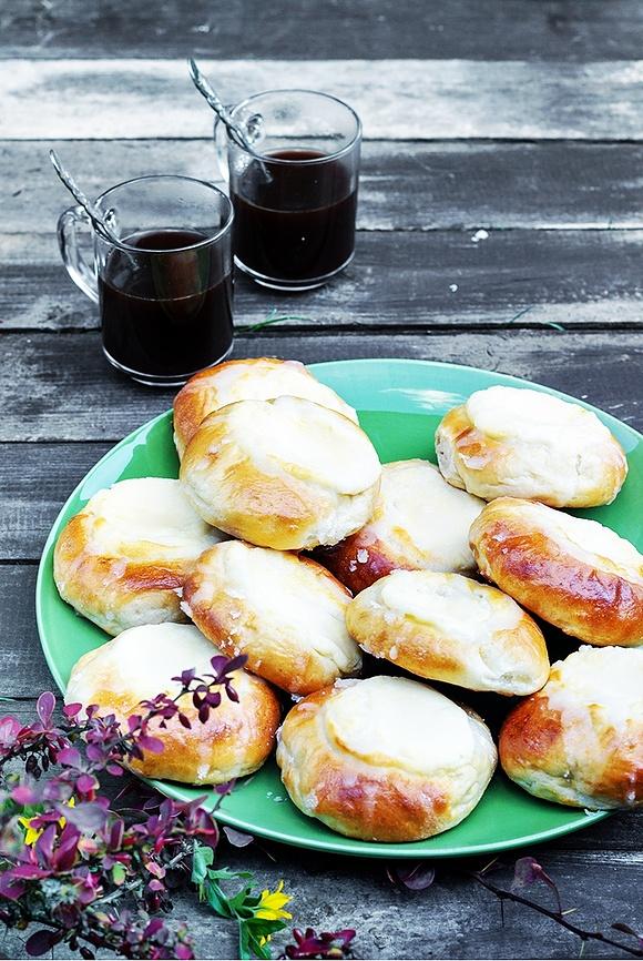 Drożdżówki z serem i jeżynami