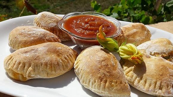 Pierogi drożdżowe z cukiniowym sosem