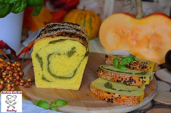 Zakręcony chlebek dyniowy z nutą bazylii